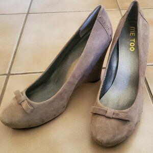 ✨ Me Too Taupe Suede Wedge Heels with Bow & Stud Detail – Size 9.5 ✨